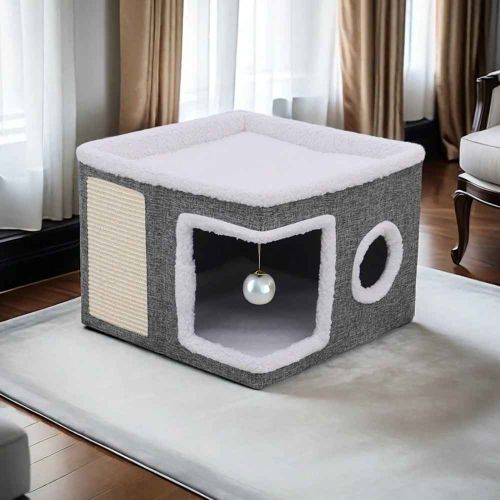 Maison pour chat griffoir Peluche sur tapis blanc